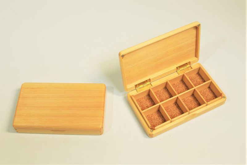 Kura-san's Wooden Kebari Case (8 Compartments) Magnet type